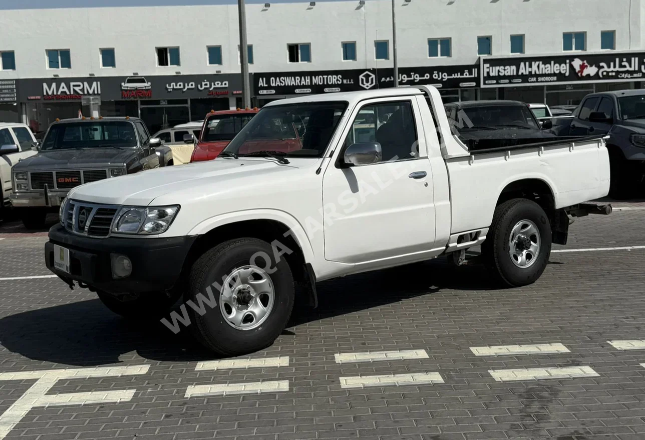 Nissan  Pickup  2006  Manual  204,000 Km  4 Cylinder  Rear Wheel Drive (RWD)  Pick Up  White