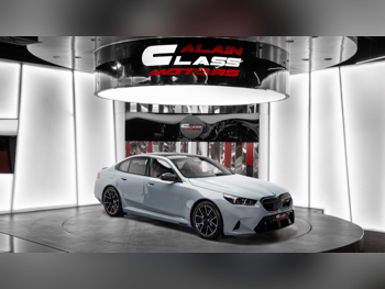 بي ام دبليو  الفئة - ام  5  2026  اوتوماتيك  30 كم  8 سلندر  دفع كلي مستمر  سيدان  رمادي