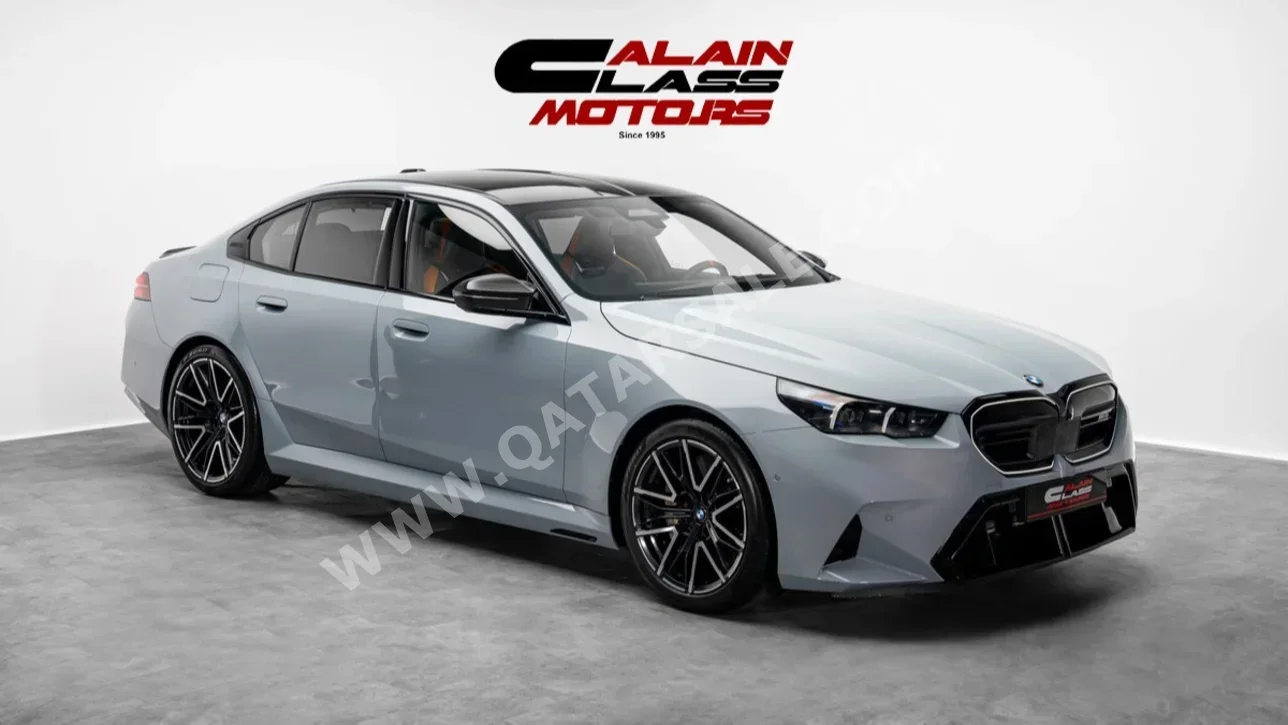 بي ام دبليو  الفئة - ام  5  2026  اوتوماتيك  30 كم  8 سلندر  دفع كلي مستمر  سيدان  رمادي
