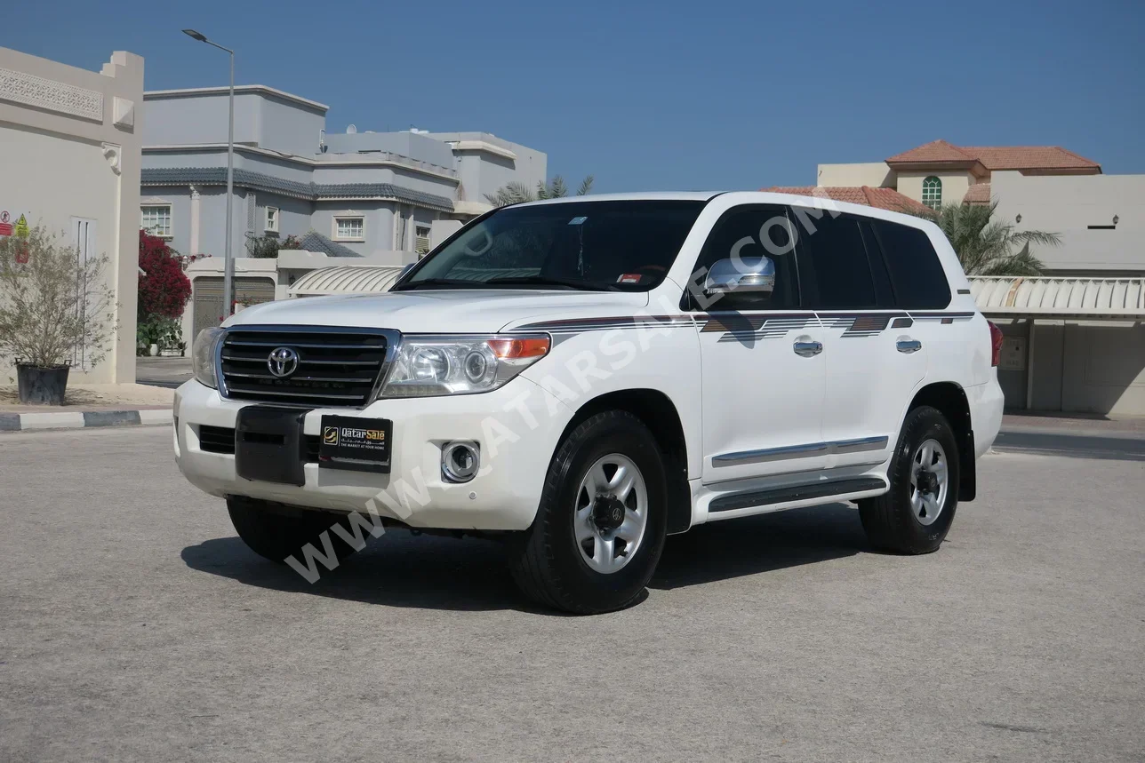 Toyota Land Cruiser GXR 2014 Automatic 427,000 Km 8 Cylinder Four Wheel Drive (4WD) SUV White