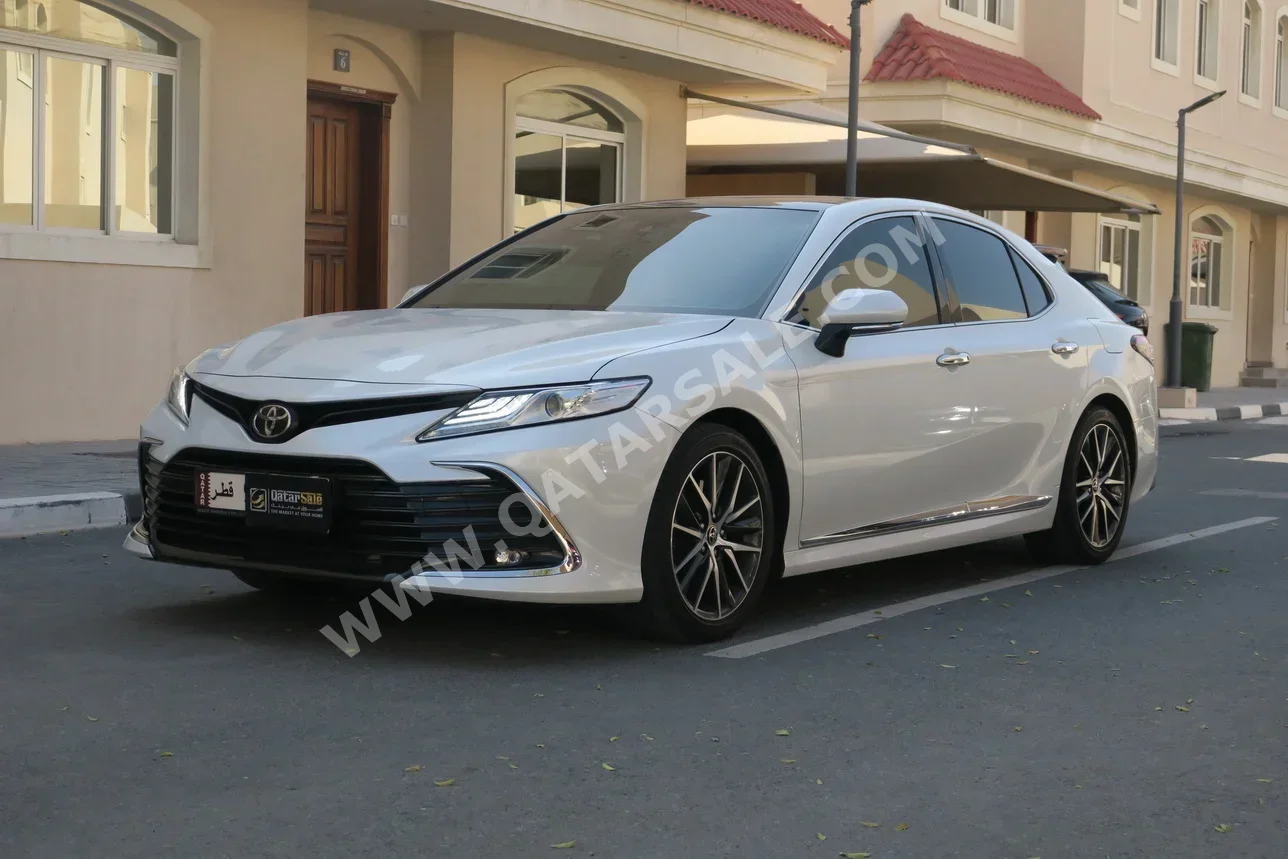 تويوتا كامري ليمتد 2023 اوتوماتيك 56,000 كم 6 سلندر سحب امامي سيدان أبيض تحت الضمان