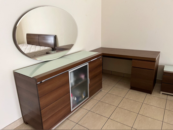 خزائن ودواليب الملابس والزينة - ايكيا  - طاولة زينة ، مرآة ، كرسي و وحدتا رفوف  - بنى