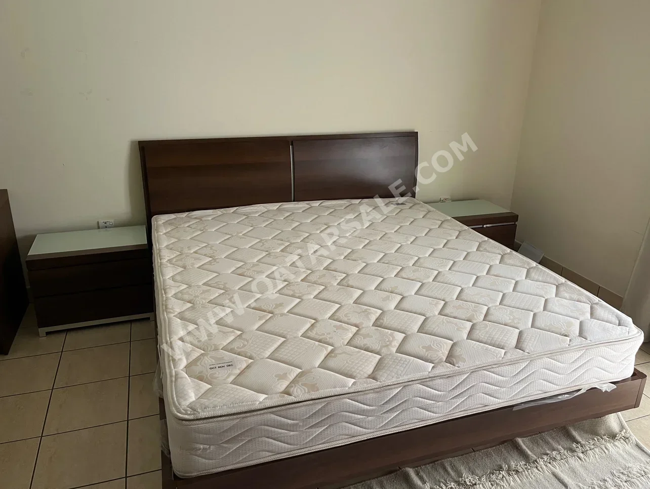 الأسّرة - ايكيا  - كينج  - بنى  - متضمنة المرتبة  - مع طاولة سرير جانبية