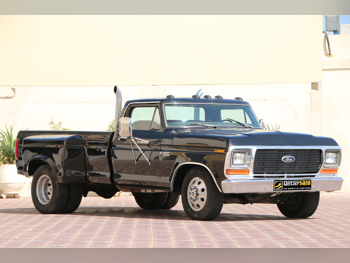 فورد  أف  350 إطارات خلفية مزدوجة  1979  اوتوماتيك  324 كم  8 سلندر  دفع رباعي  بيكب  أسود