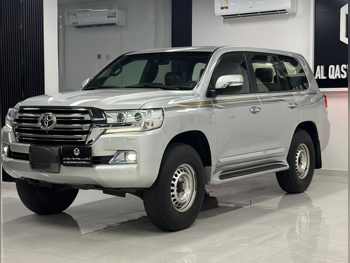 تويوتا  لاند كروزر  في اكس ار  2021  اوتوماتيك  170,000 كم  8 سلندر  دفع رباعي  اس يو في  فضي