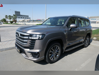 تويوتا  لاند كروزر  جي اكس ار  2024  اوتوماتيك  26,000 كم  6 سلندر  دفع رباعي  اس يو في  برونزي  تحت الضمان