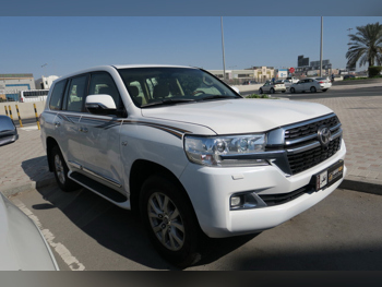 تويوتا  لاند كروزر  في اكس ار  2017  اوتوماتيك  236,000 كم  8 سلندر  دفع رباعي  اس يو في  أبيض