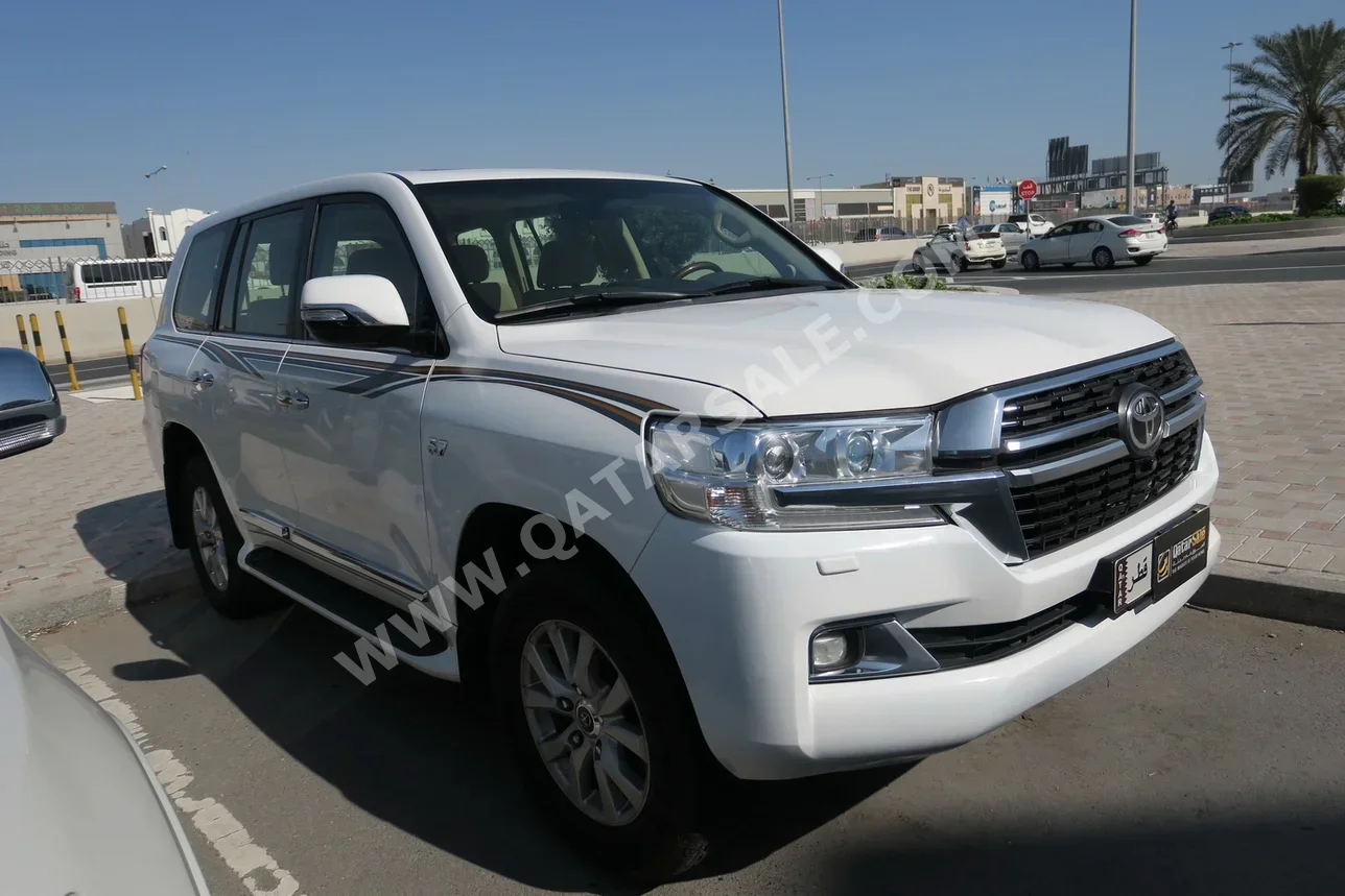 تويوتا  لاند كروزر  في اكس ار  2017  اوتوماتيك  236,000 كم  8 سلندر  دفع رباعي  اس يو في  أبيض