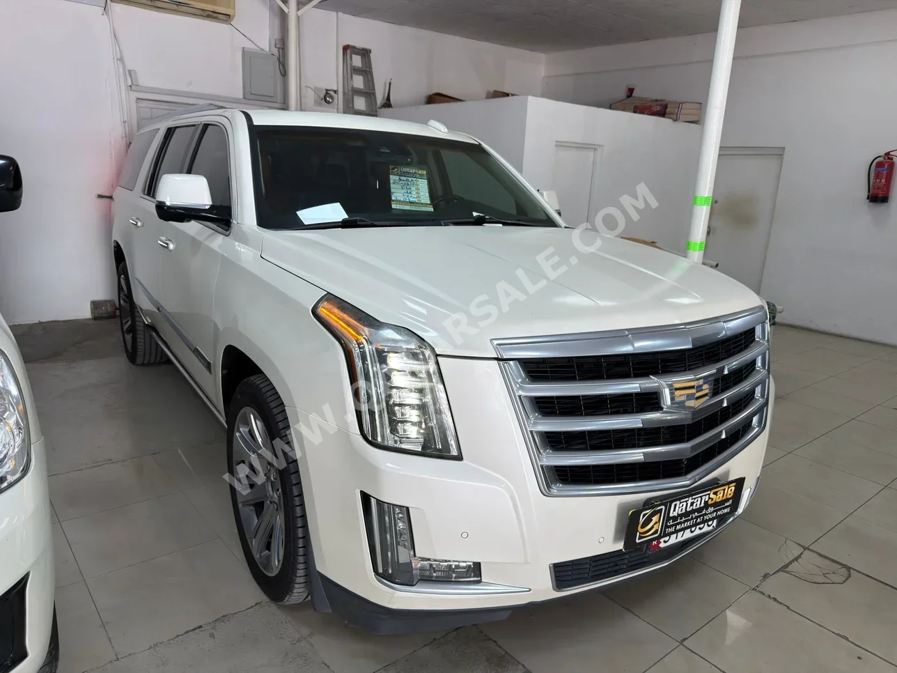 Cadillac  Escalade  2015  Automatic  177,000 Km  8 Cylinder  Four Wheel Drive (4WD)  SUV  White