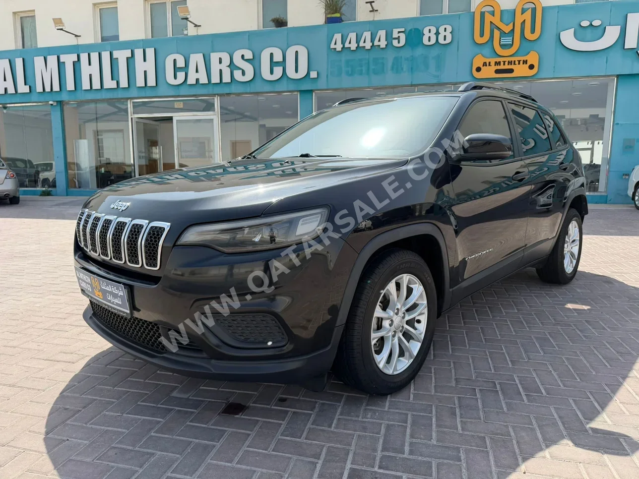 جييب شيروكي سبورت 2021 اوتوماتيك 85,000 كم 6 سلندر دفع رباعي اس يو في أسود