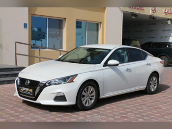 نيسان  ألتيما  2021  اوتوماتيك  95,000 كم  4 سلندر  سحب امامي  سيدان  أبيض