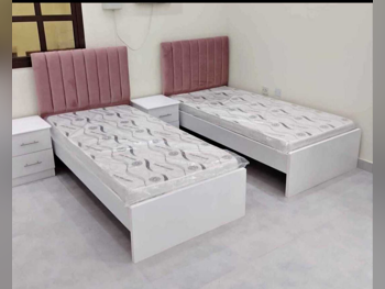 الأسّرة - لايف ستايل  - فردي  - زهري  - متضمنة المرتبة  - مع طاولة سرير جانبية