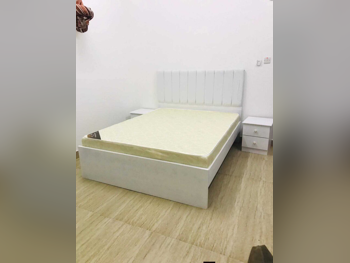 الأسّرة - لايف ستايل  - كوين  - أبيض  - متضمنة المرتبة  - مع طاولة سرير جانبية