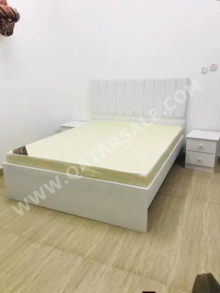 الأسّرة - لايف ستايل  - كوين  - أبيض  - متضمنة المرتبة  - مع طاولة سرير جانبية