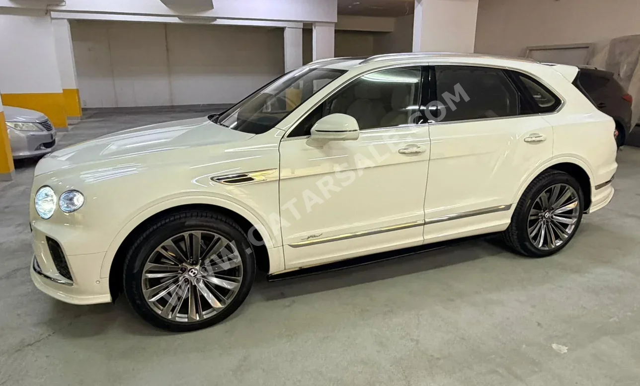 بنتلي  بينتايجا  سبيد  2022  اوتوماتيك  32,000 كم  12 سلندر  دفع رباعي  اس يو في  أبيض  تحت الضمان