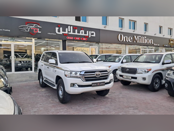 Toyota  Land Cruiser  VXR  2016  Automatic  315,000 Km  8 Cylinder  Four Wheel Drive (4WD)  SUV  White