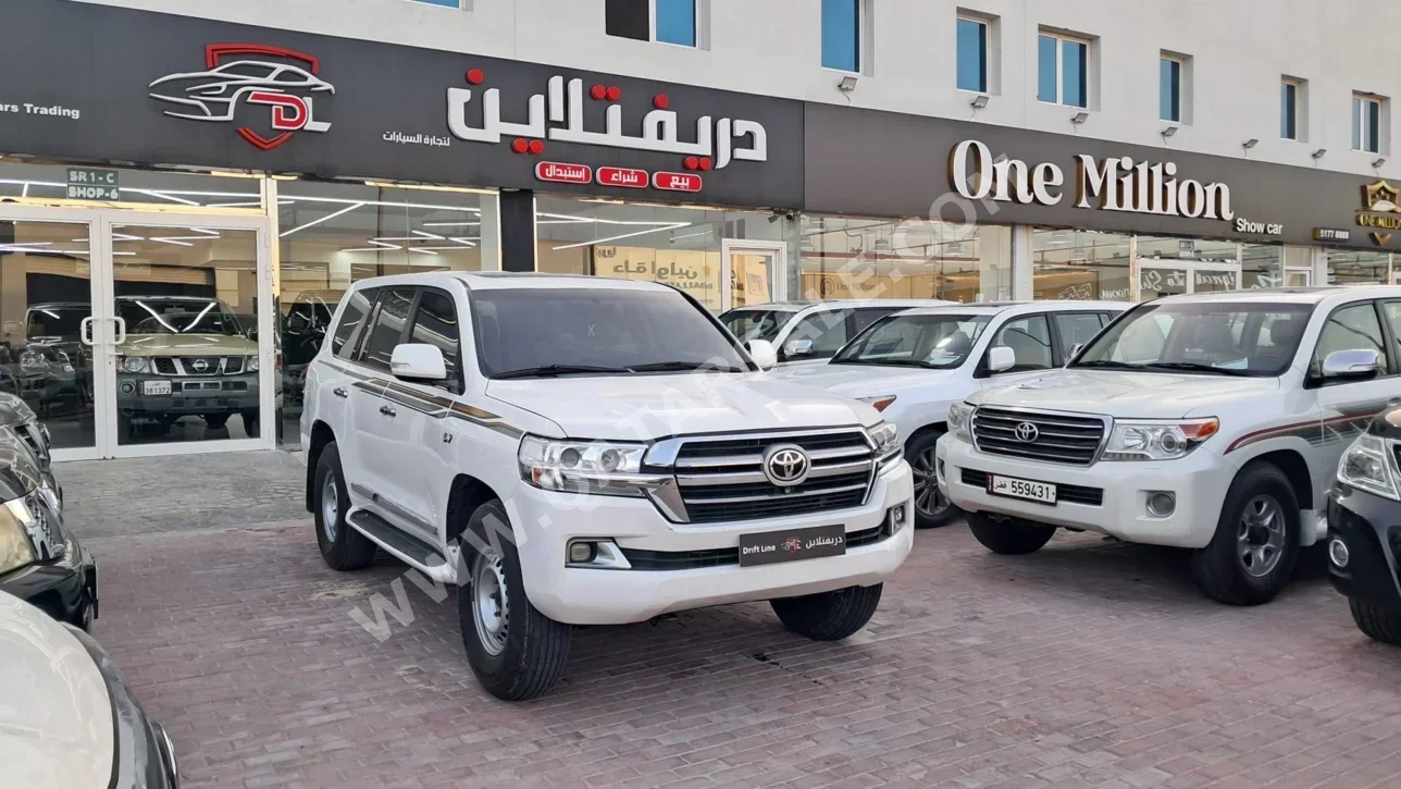 Toyota  Land Cruiser  VXR  2016  Automatic  315,000 Km  8 Cylinder  Four Wheel Drive (4WD)  SUV  White
