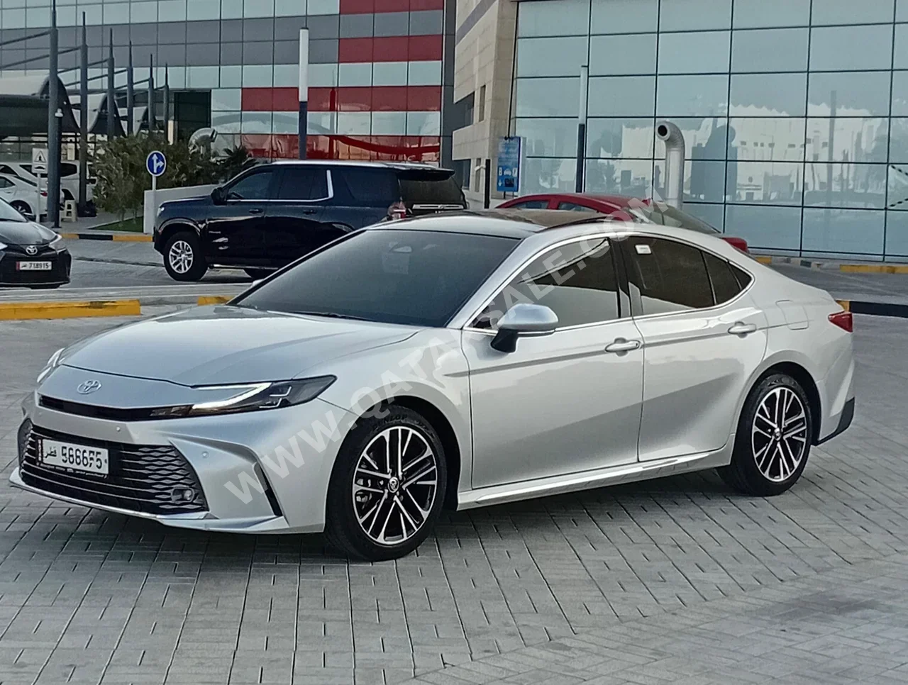 تويوتا  كامري  جي ال اي  2025  اوتوماتيك  24,000 كم  4 سلندر  سحب امامي  سيدان  فضي  تحت الضمان