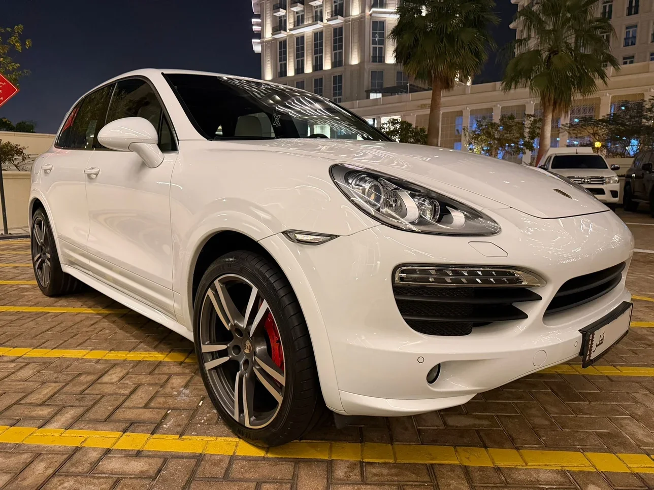 Porsche  Cayenne  S  2013  Automatic  80,000 Km  8 Cylinder  Four Wheel Drive (4WD)  SUV  White