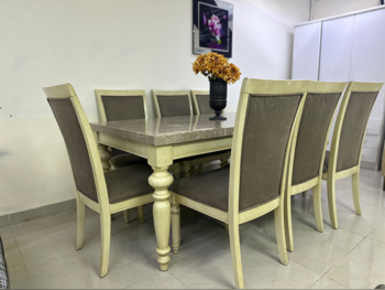 الطاولات والخزائن الجانبية طاولة و كراسيها  - هوم سينتر  - رخام  - اللون البيج