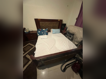 أطقم غرف نوم - سرير مزدوج وخزانة ملابس وطاولة مكتب وطاولة زينة - بنى