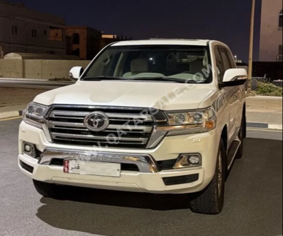 تويوتا لاند كروزر جي اكس ار 2017 اوتوماتيك 258,000 كم 8 سلندر دفع رباعي اس يو في أبيض لؤلؤي