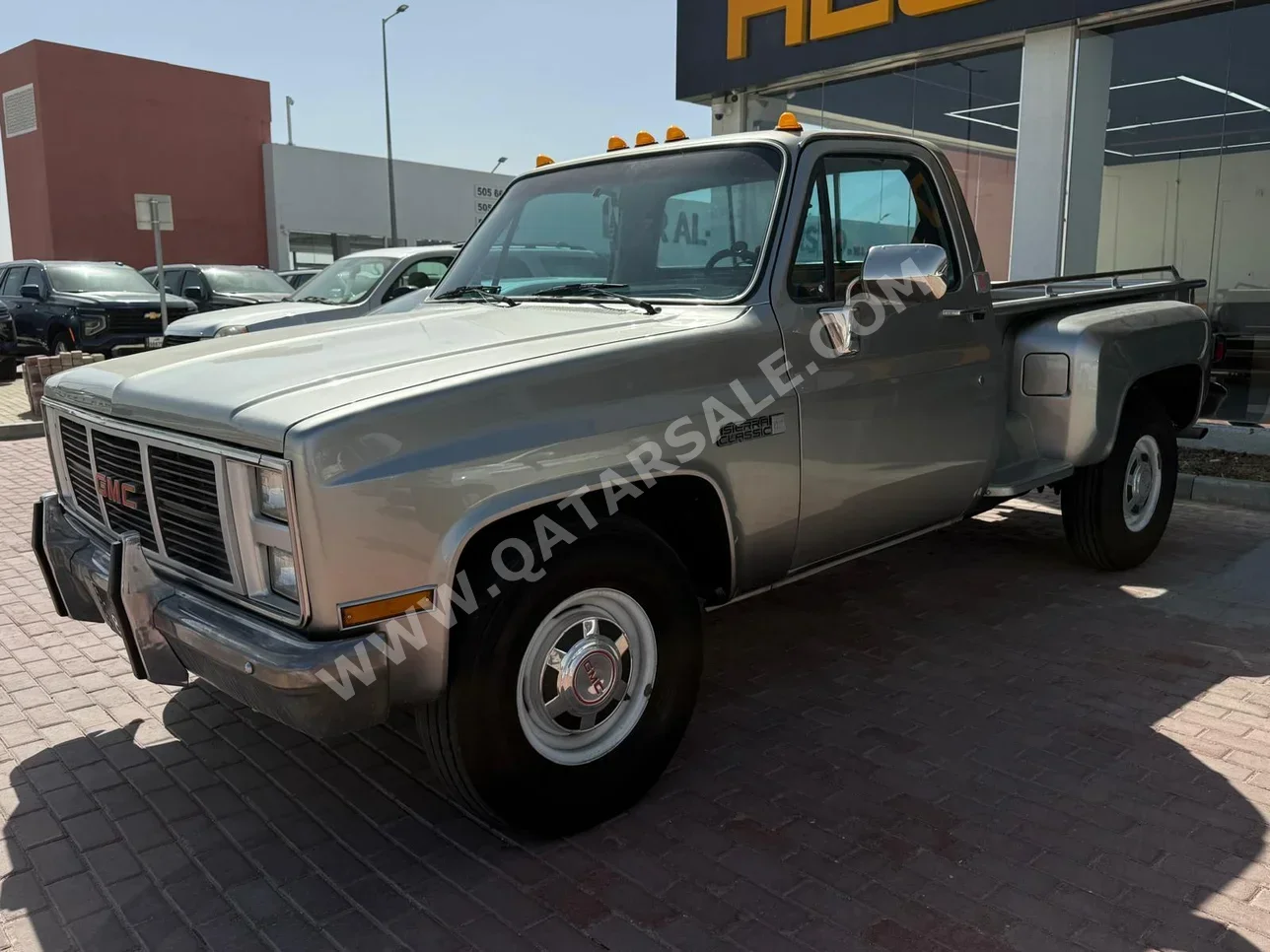 GMC Sierra Classic 1985 Automatic 300,000 Km 8 Cylinder Rear Wheel Drive (RWD) Pick Up Gray