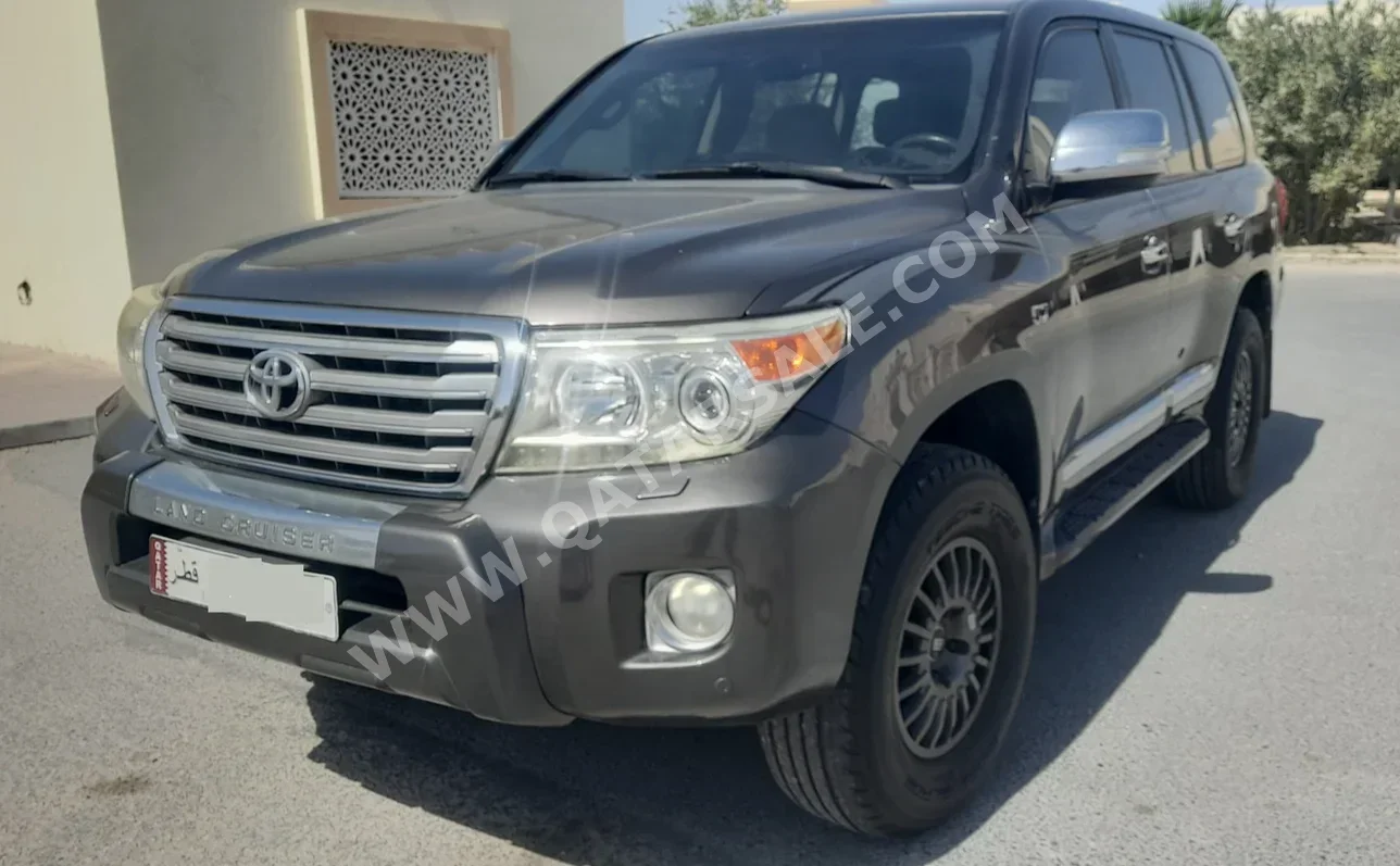Toyota Land Cruiser VXR 2015 Automatic 326,000 Km 8 Cylinder Four Wheel Drive (4WD) SUV Gray