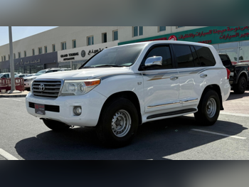 تويوتا  لاند كروزر  في اكس ار  2014  اوتوماتيك  291,000 كم  8 سلندر  دفع رباعي  اس يو في  أبيض