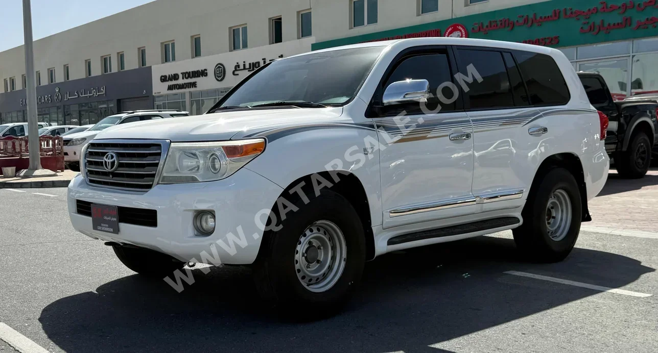 تويوتا لاند كروزر في اكس ار 2014 اوتوماتيك 291,000 كم 8 سلندر دفع رباعي اس يو في أبيض