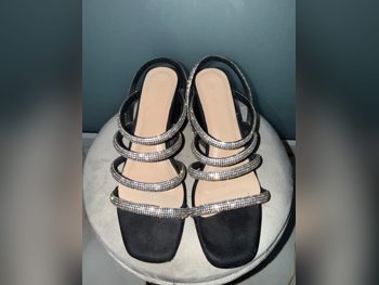 أحذية جلد صناعي  أسود مقاس 37  الصين  نسائي