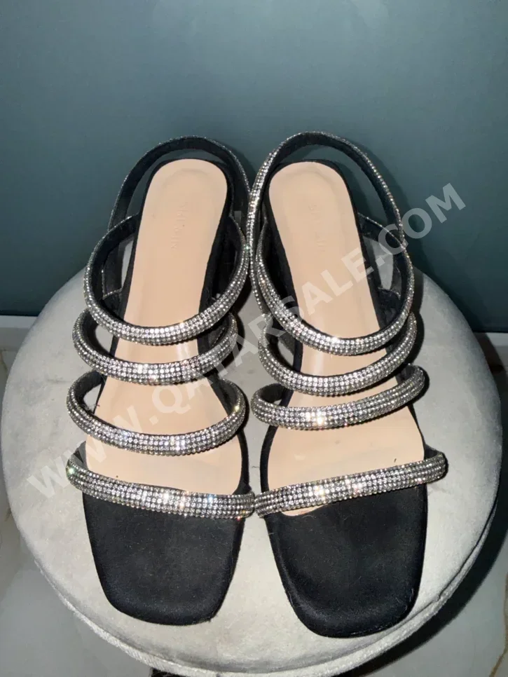 أحذية جلد صناعي  أسود مقاس 37  الصين  نسائي