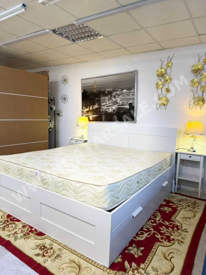 الأسّرة - ايكيا  - كينج  - أبيض  - متضمنة المرتبة  - مع طاولة سرير جانبية