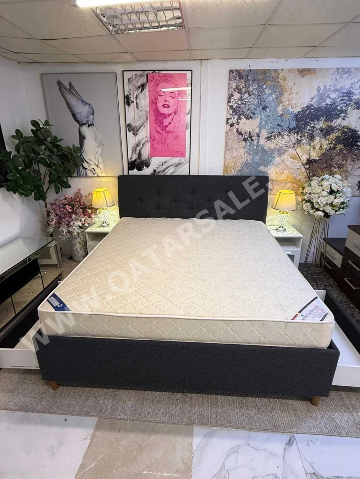 الأسّرة - ايكيا  - كينج  - متضمنة المرتبة  - مع طاولة سرير جانبية