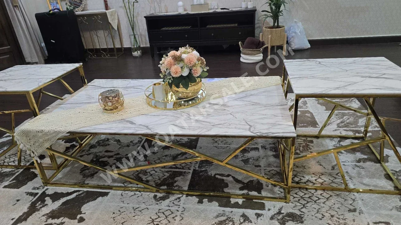 الطاولات والخزائن الجانبية