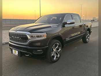 دودج  رام  1500 لارامي  2023  اوتوماتيك  17,041 كم  8 سلندر  دفع رباعي  بيكب  أسود  تحت الضمان