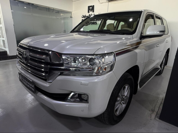 Toyota  Land Cruiser  GXR  2016  Automatic  318,000 Km  6 Cylinder  Four Wheel Drive (4WD)  SUV  White