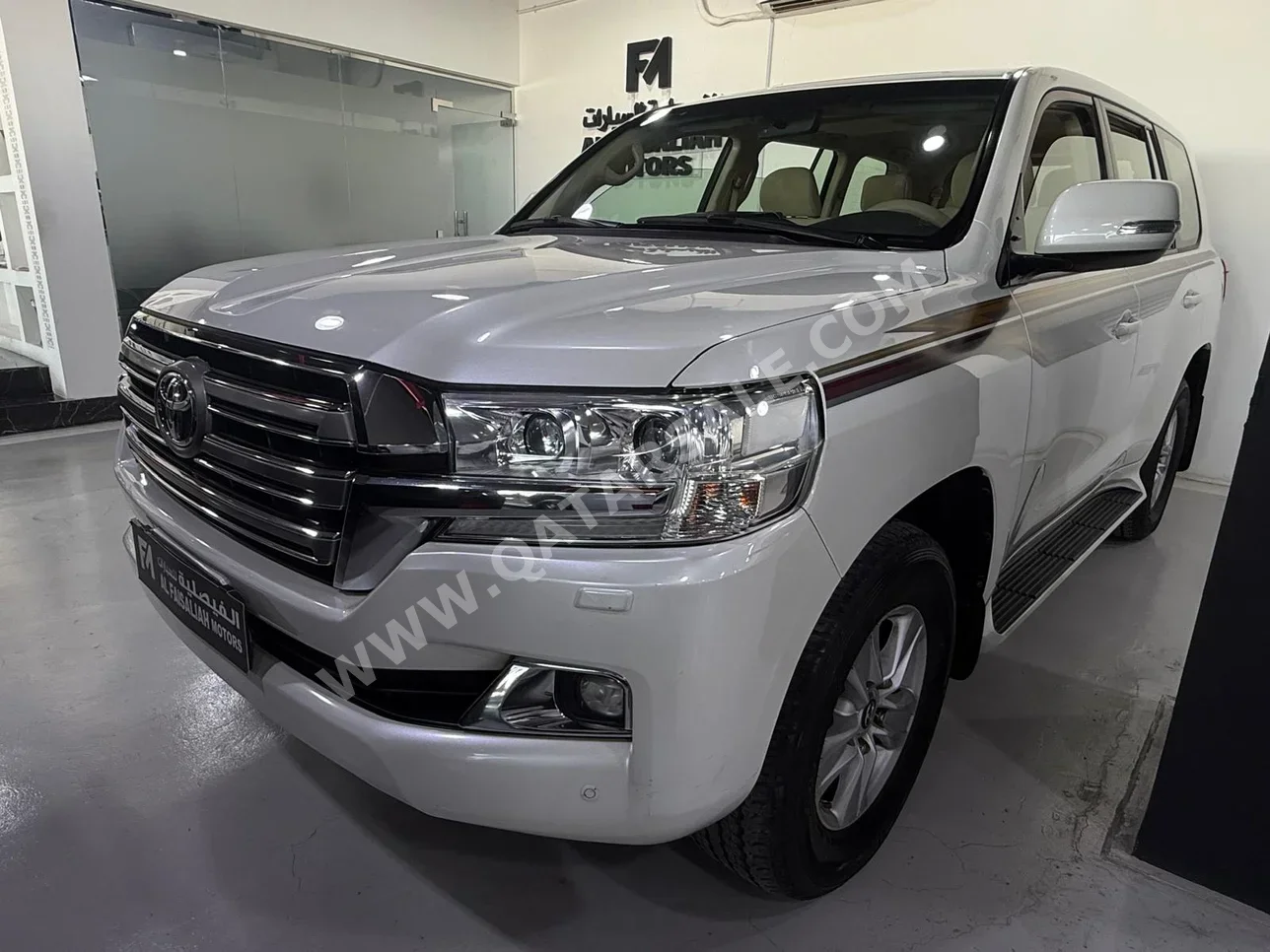 تويوتا لاند كروزر جي اكس ار 2016 اوتوماتيك 318,000 كم 6 سلندر دفع رباعي اس يو في أبيض