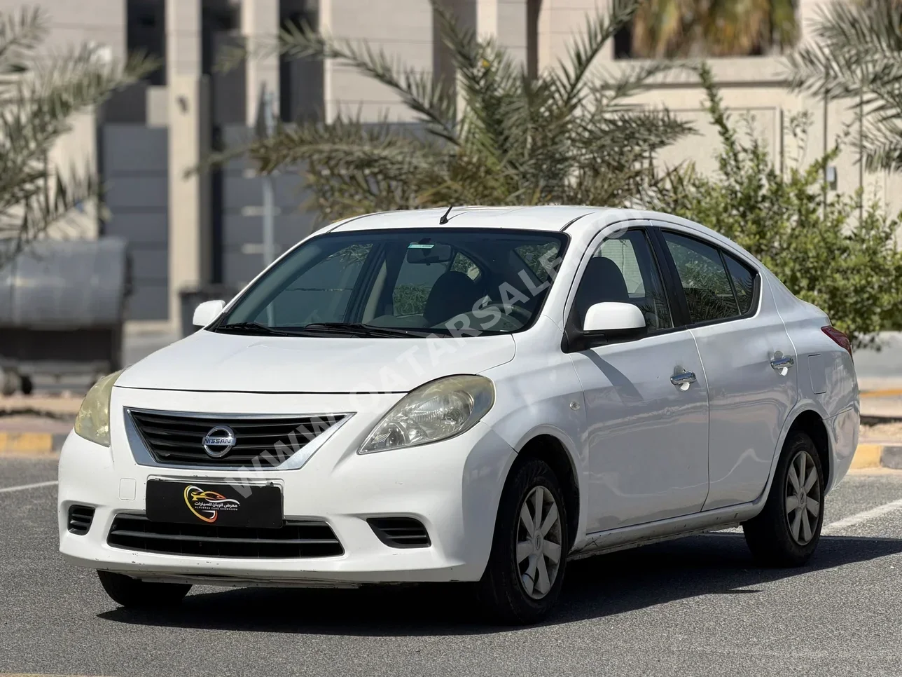 نيسان  صني  2014  اوتوماتيك  310,000 كم  4 سلندر  سحب امامي  سيدان  أبيض