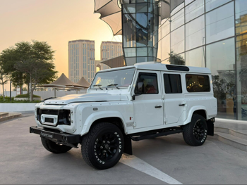 لاند روفر  ديفيندر  110 خان  2016  اوتوماتيك  26,000 كم  6 سلندر  دفع رباعي  اس يو في  أبيض