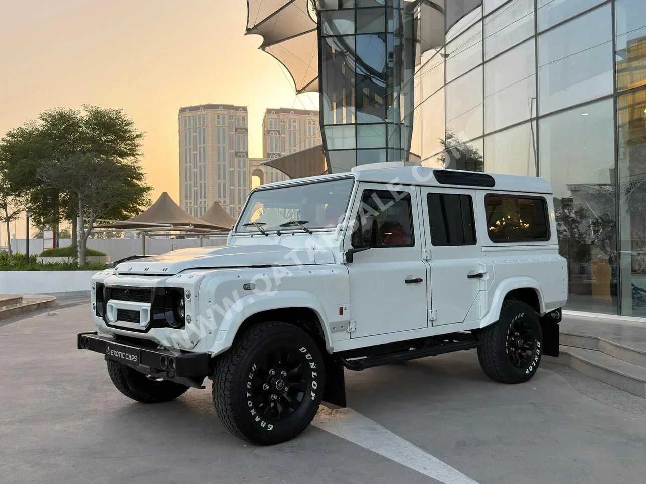 لاند روفر  ديفيندر  110 خان  2016  اوتوماتيك  26,000 كم  6 سلندر  دفع رباعي  اس يو في  أبيض