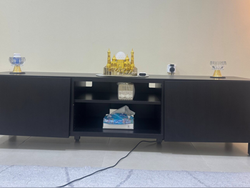 الطاولات والخزائن الجانبية وحدات التلفزيون و الوسائط  - أسود