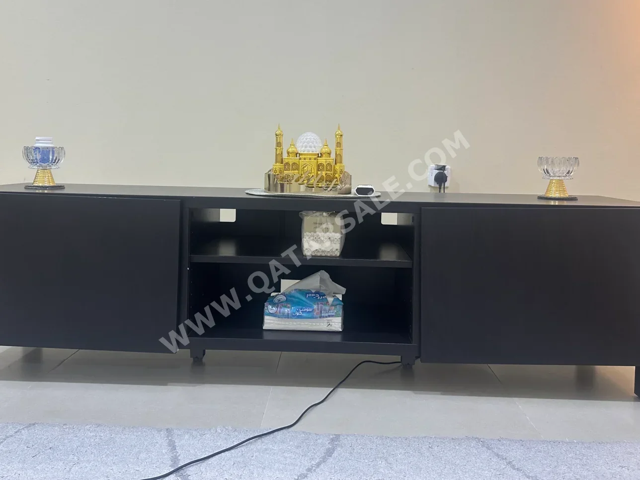 الطاولات والخزائن الجانبية وحدات التلفزيون و الوسائط  - أسود