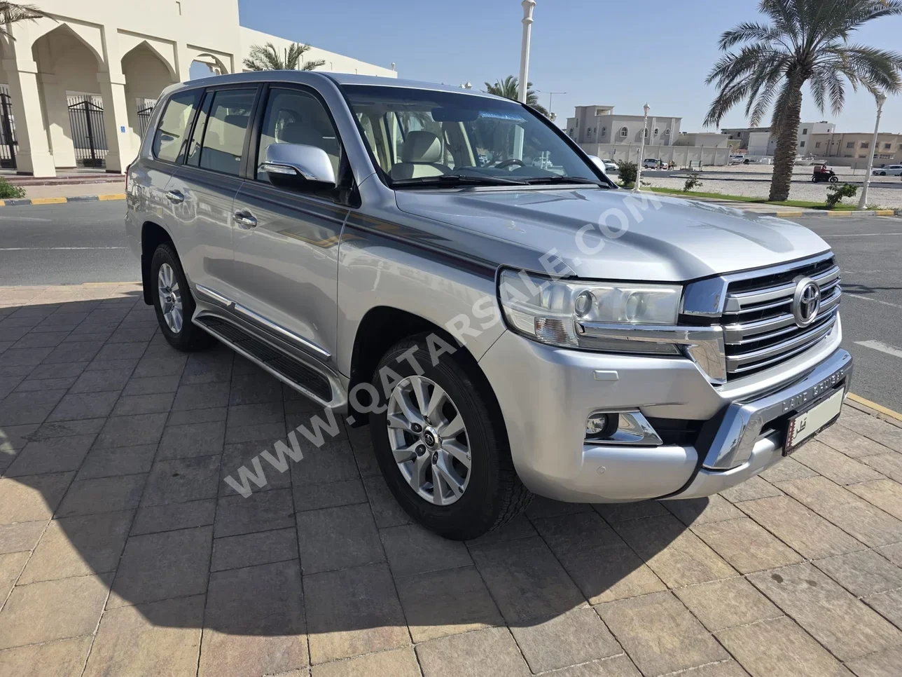 تويوتا  لاند كروزر  جي اكس ار  2016  اوتوماتيك  193,000 كم  8 سلندر  دفع رباعي  اس يو في  فضي