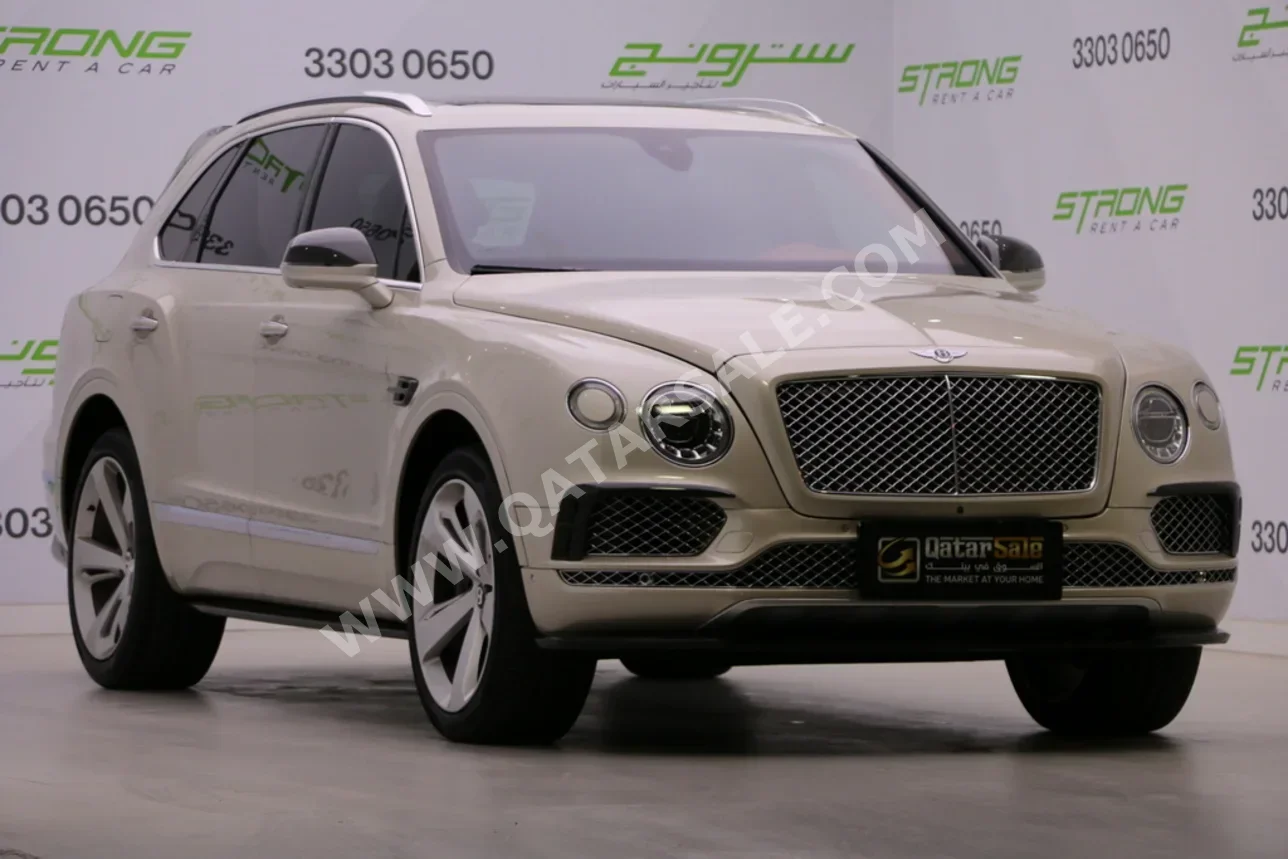بنتلي بينتايجا 2018 اوتوماتيك 69,000 كم 12 سلندر دفع رباعي اس يو في أبيض لؤلؤي