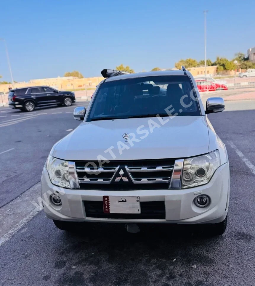 ميتسوبيشي  باجيرو  3.5  2014  اوتوماتيك  215,000 كم  6 سلندر  دفع رباعي  اس يو في  أبيض