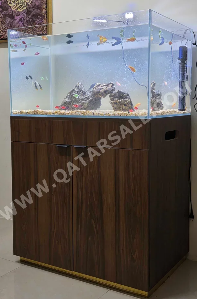 أحواض السمك - بنى  90 سنتيمتر  60 سنتيمتر  مع خزنة  90 سنتيمتر