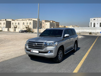 تويوتا  لاند كروزر  في اكس ار  2016  اوتوماتيك  160,000 كم  8 سلندر  دفع رباعي  اس يو في  فضي