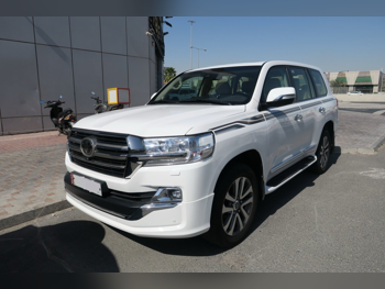 Toyota  Land Cruiser  VXR  2019  Automatic  324,000 Km  8 Cylinder  Four Wheel Drive (4WD)  SUV  White
