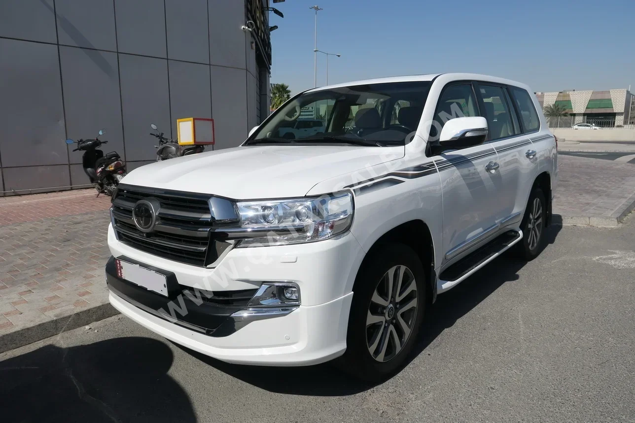 Toyota  Land Cruiser  VXR  2019  Automatic  324,000 Km  8 Cylinder  Four Wheel Drive (4WD)  SUV  White